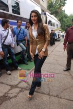 Kareena Kapoor on the sets of Indian Idol in Filmistan on 14th Aug 2010 (9).JPG